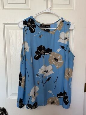 Who What Wear Blue Floral Sleeveless Shell